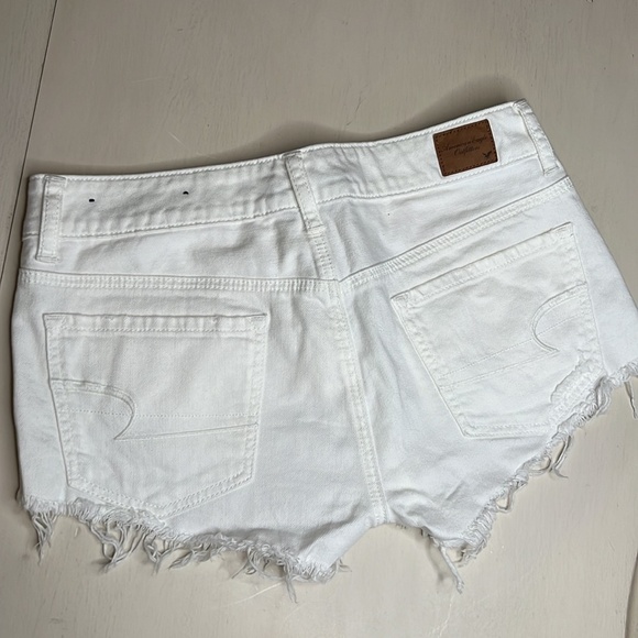 NWOT - American Eagle White Denim Shorts - Size 6 - Picture 4 of 5
